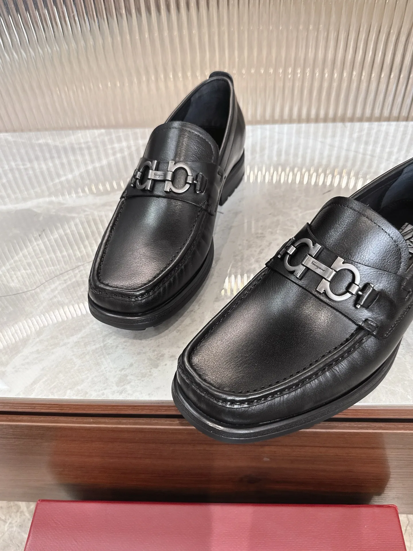 [Ferragam] Top P: 960💰 Size: 39-44 (38. 45.46 can be customized) Ferragamo men's boutique loafers, top quality, imported cowhide upper, water-dyed cowhide lining, original outsole.